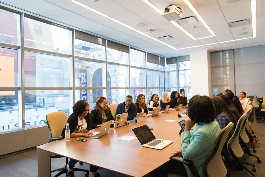 Reunión de un equipo alrededor de una mesa de juntas