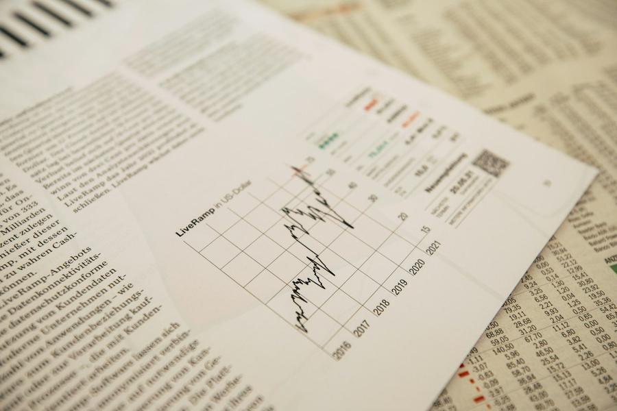 Gráfico financiero en un periódico