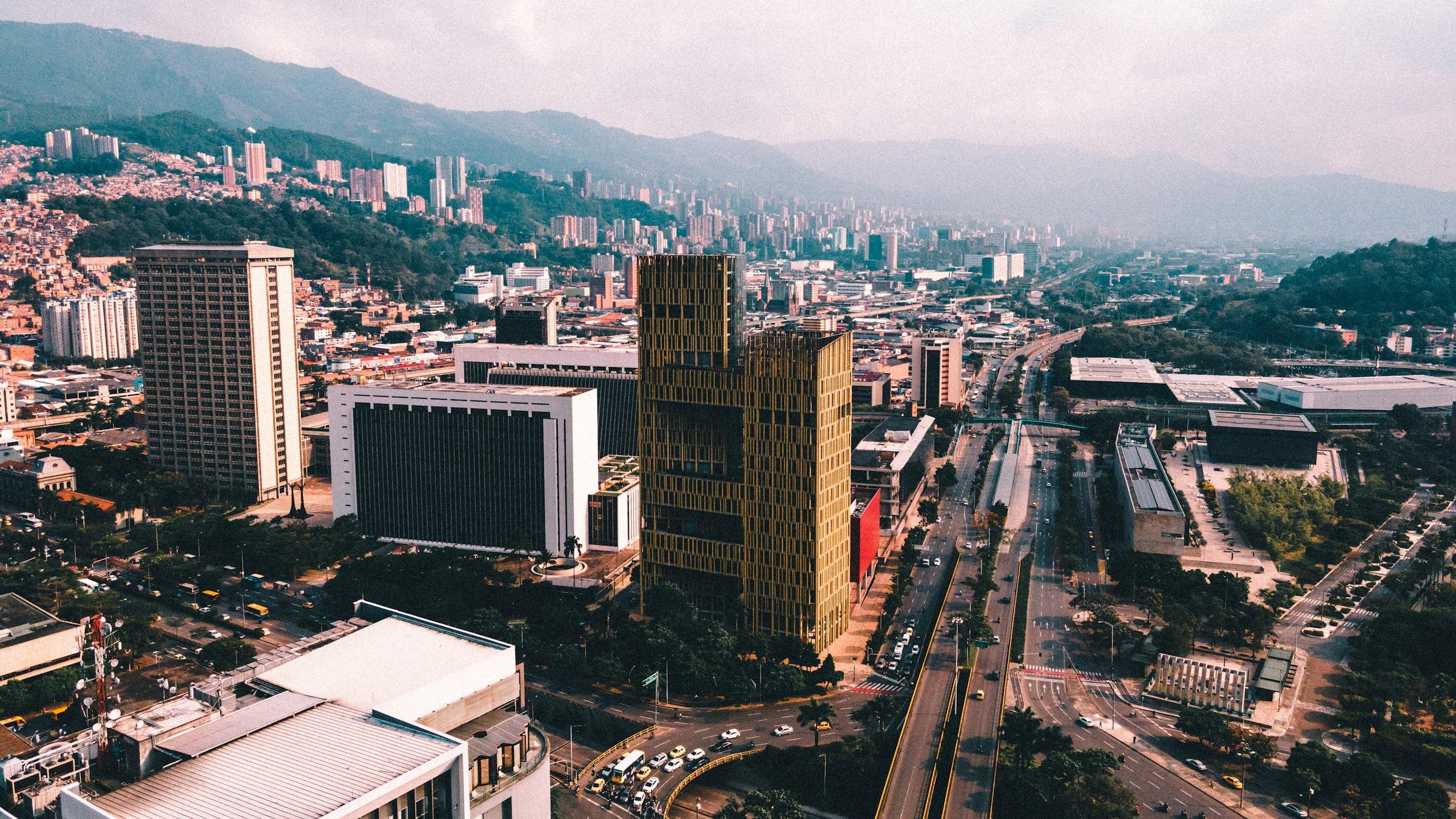 Vista aérea de Medellín y las montañas que la rodean
